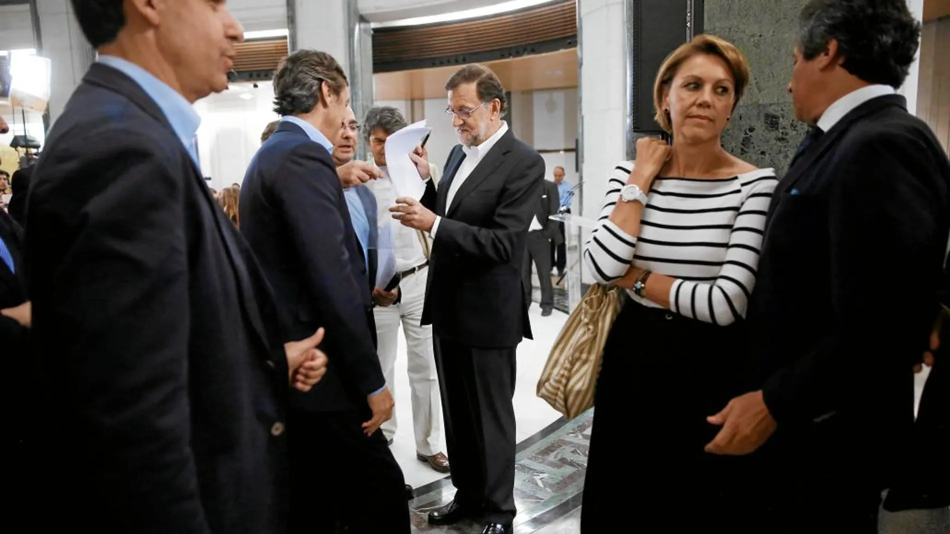 El presidente del Gobierno en funciones, Mariano Rajoy conversa con Rafael Hernando junto a Maillo, Cospedal y Carlos Floriano, ayer en el Congreso