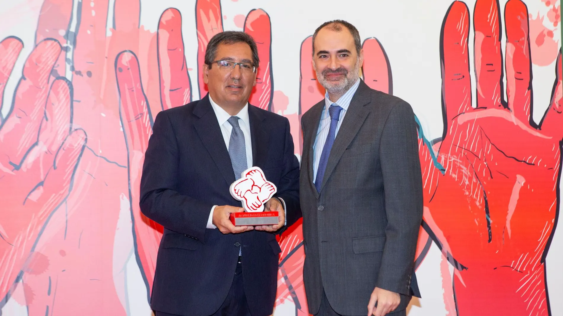 Entrega del premio a la Fundación Cajasol / Foto: La Razón