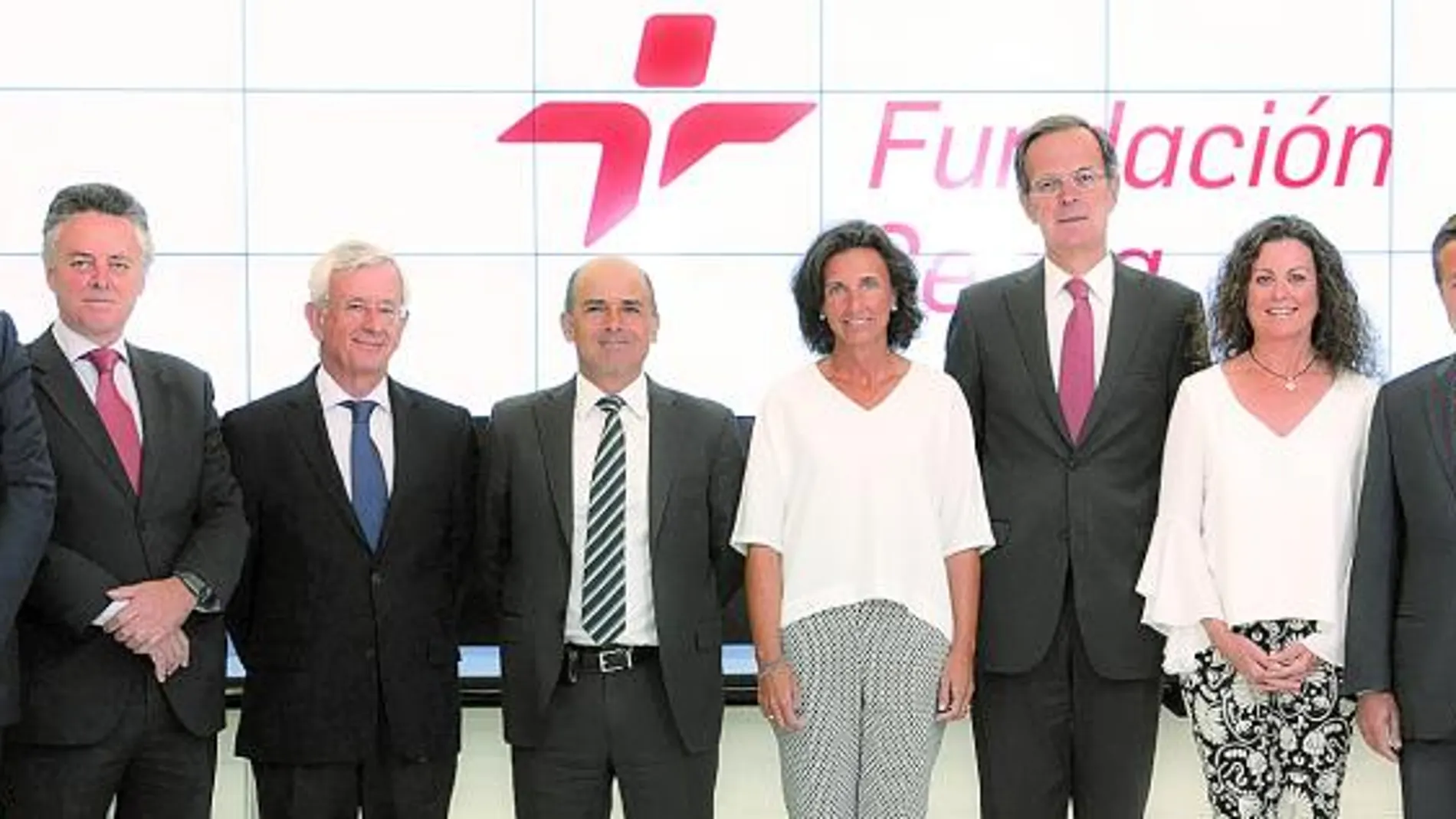 El patronato de la Fundación Cepsa, con Pedro Miró (cuarto por la derecha) como Presidente y Teresa Mañueco (quinta por la derecha) como Directora General
