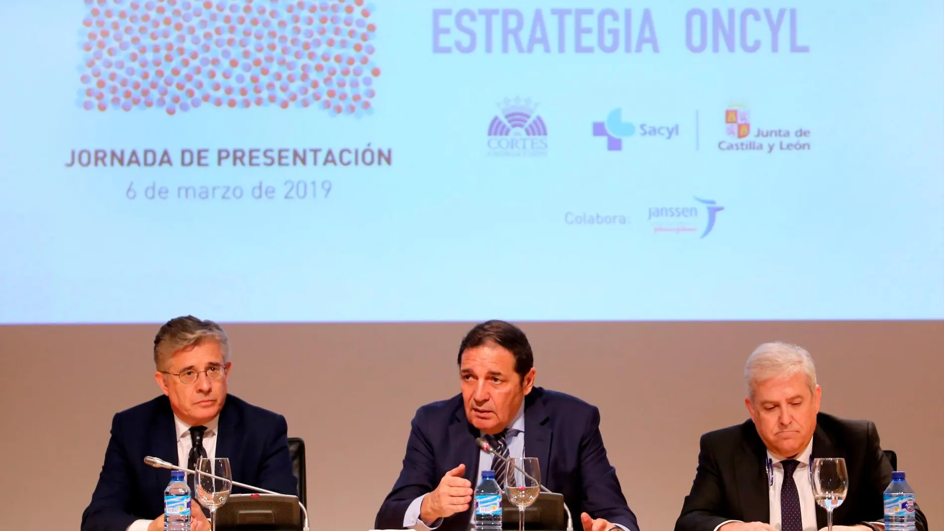 Sáez Aguado presenta la estrategia de atención al paciente oncológico en compañía de Rafael López y Alfonso José Montero