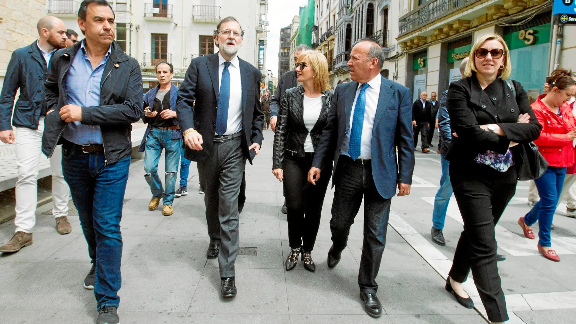 Mariano Rajoy, en la imagen junto al senador Fernando Martínez-Maíllo (izda.), participó ayer en un acto de apoyo a los candidatos populares a la Alcaldía de la ciudad, la Diputación y la Junta