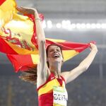 Ruth Beitia celebra su medalla de oro con la bandera de España