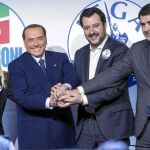 Silvio Berlusconi y Matteo Salvini posan junto a los otros dos líderes de la coalición de derechas en un acto electoral, ayer en Roma
