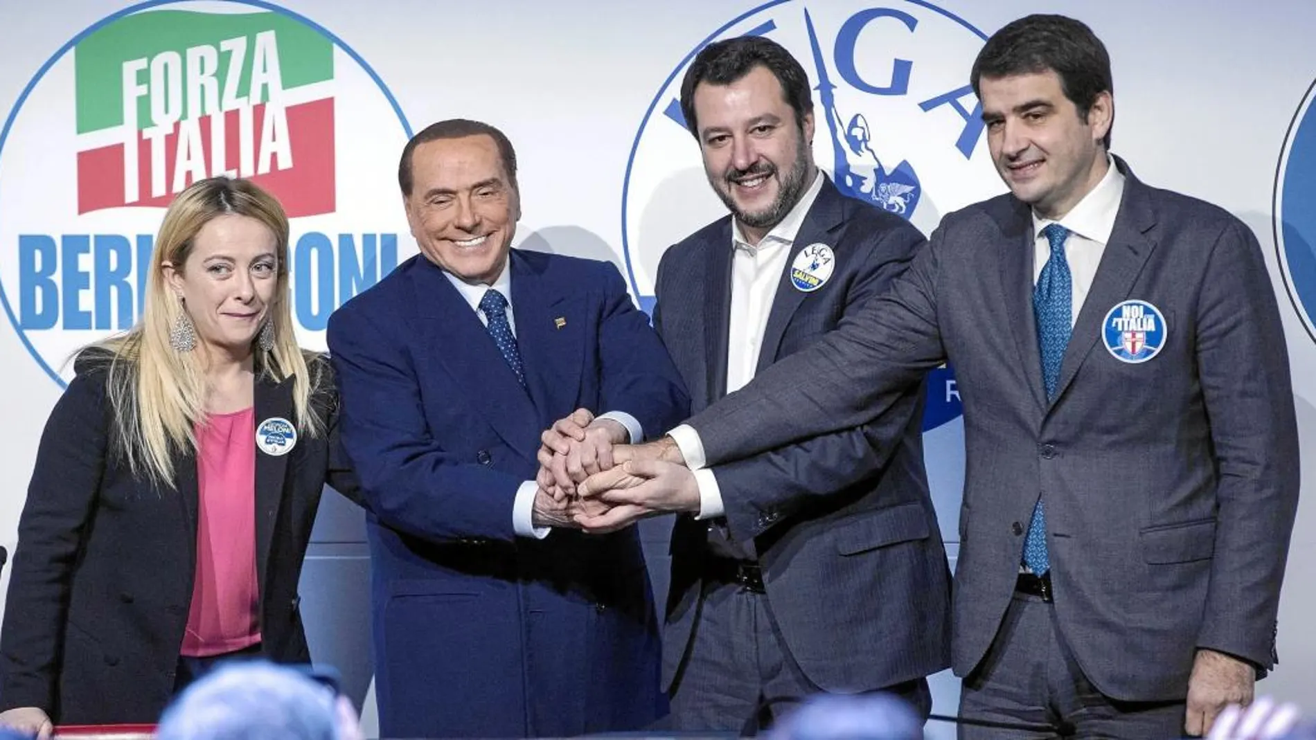 Silvio Berlusconi y Matteo Salvini posan junto a los otros dos líderes de la coalición de derechas en un acto electoral, ayer en Roma