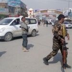 Fuerzas de seguridad afganas cerca del lugar del atentado en Kabul