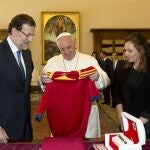 Rajoy , acompañado por su esposa, Elvira Fernández, ha regalado al Papa una camiseta de la Selección Española de Fútbol