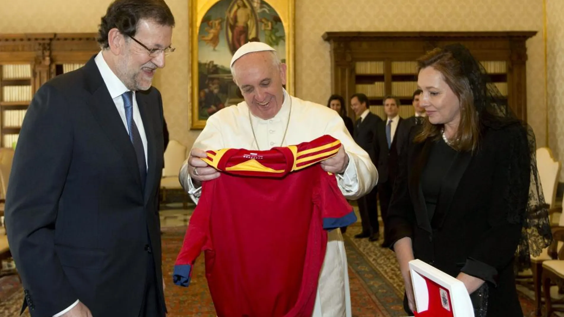 Rajoy , acompañado por su esposa, Elvira Fernández, ha regalado al Papa una camiseta de la Selección Española de Fútbol
