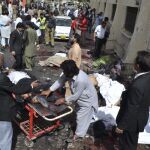 Varias personas ayudan a las víctimas de la explosión en Quetta