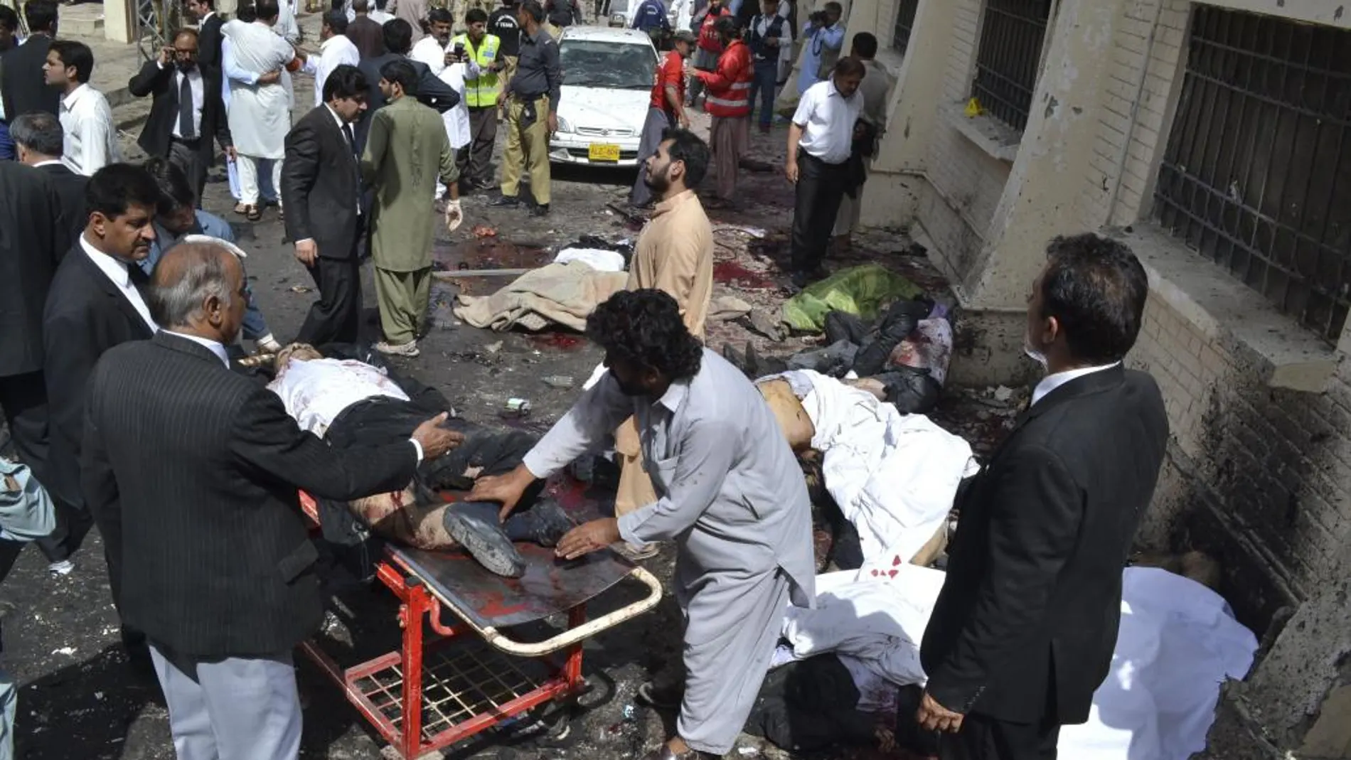 Varias personas ayudan a las víctimas de la explosión en Quetta