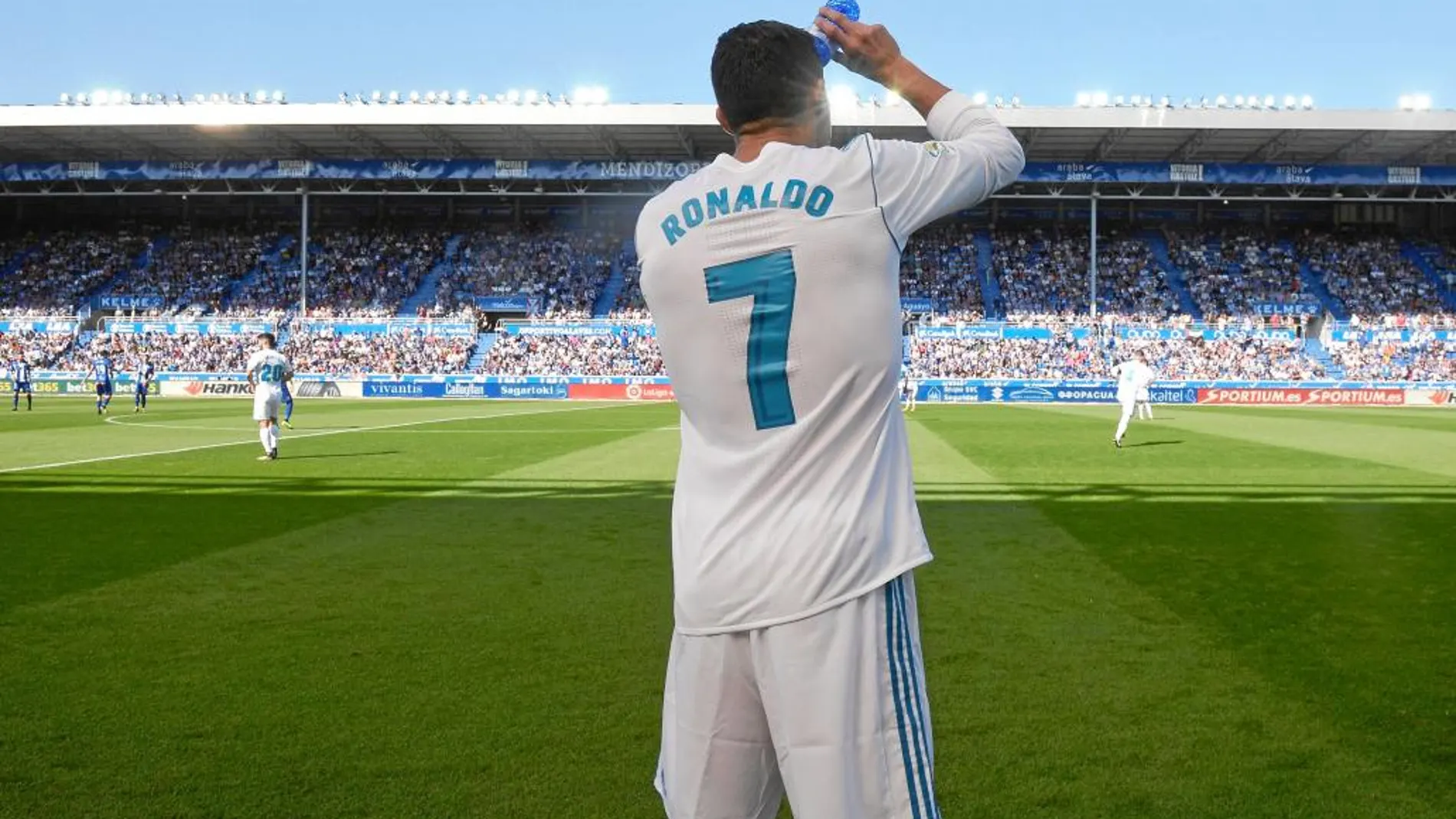 Ronaldo se echa agua antes del partido en Mendizorroza