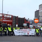 Los remolacheros no dejan entrar a los camiones en la fábrica de Azucarera de la localidad burgalesa de Miranda de Ebro
