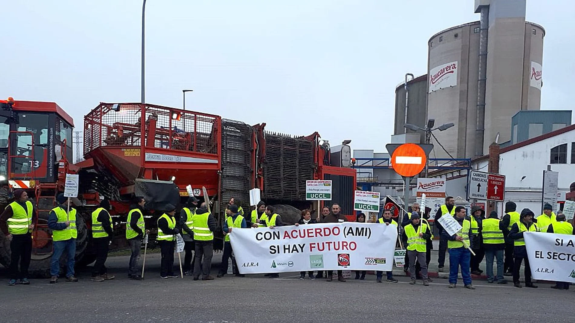 Los remolacheros no dejan entrar a los camiones en la fábrica de Azucarera de la localidad burgalesa de Miranda de Ebro