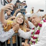 El candidato izquierdista López Obrador se fotografía con una seguidora en un acto de campaña en Cancún / Reuters