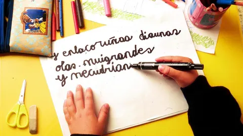 Un niño con dislexia haciendo ejercicios
