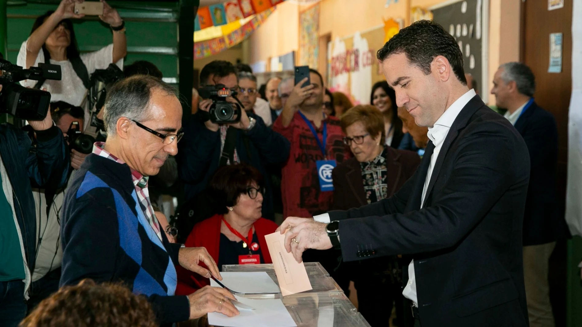 Teodoro García Egea ejerciendo su derecho al voto. LA RAZÓN