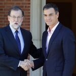 Mariano Rajoy y Pedro Sanchez se estrechan la mano en La Moncloa