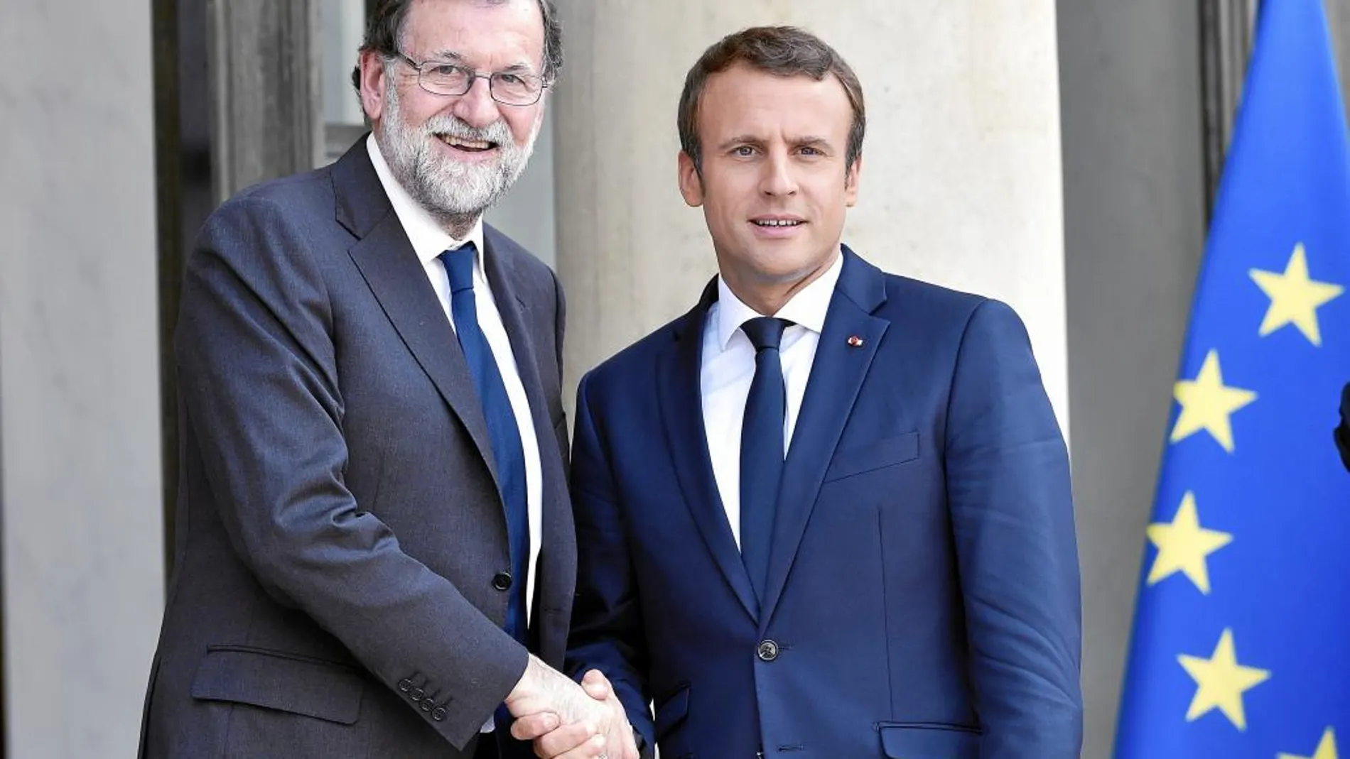 El presidente de Francia, Emmanuel Macron, recibe al presidente de España, Mariano Rajoy, en las puertas del Elíseo, ayer, en París