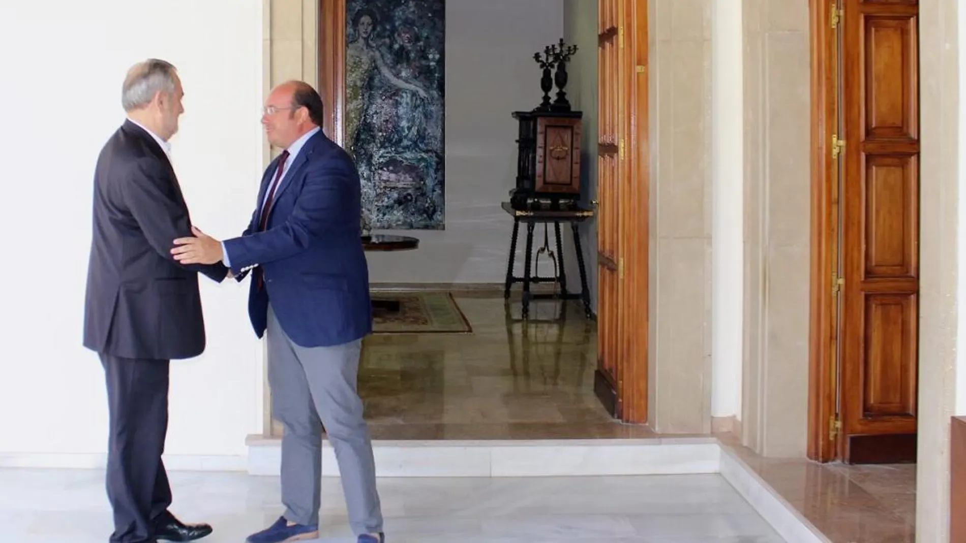 El presidente de la Región, Pedro Antonio Sánchez (dcha.), y el portavoz del PSOE, Rafael González Tovar, ayer