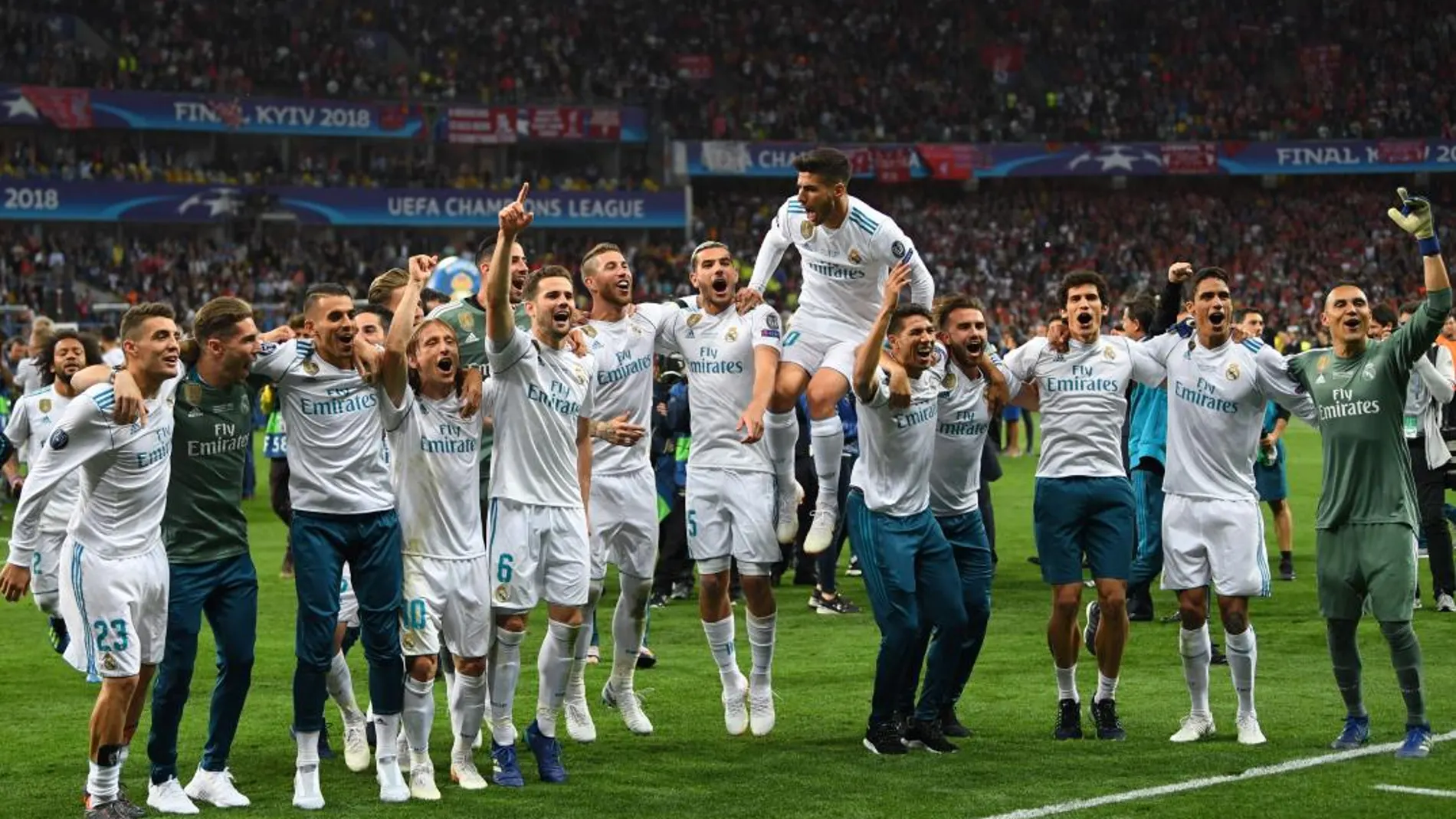 El Real Madrid celebra su triunfo hoy en Kiev.