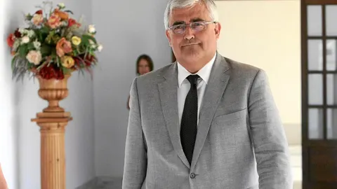 El consejero de Economía y Conocimiento, Antonio Ramírez de Arellano, en los pasillos del Parlamento