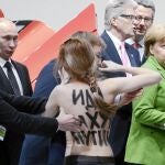 Integrantes de un grupo feminista se manifestaron delante de Putin y Merkel