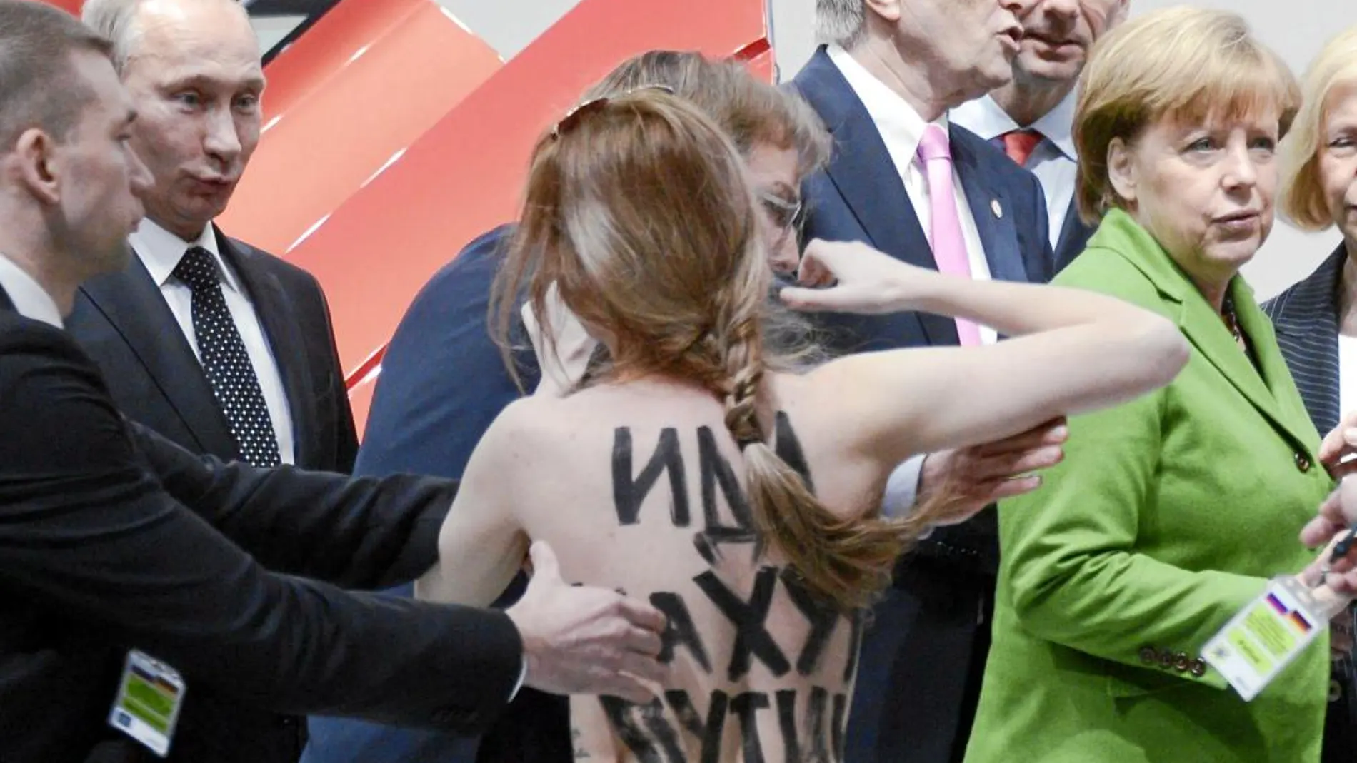 Integrantes de un grupo feminista se manifestaron delante de Putin y Merkel