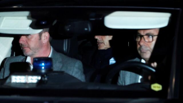 El expresidente francés Nicolás Sarkozy (i) abandona en coche la sede de la Policía Judicial de Nanterre. EFE/ Ian Langsdon
