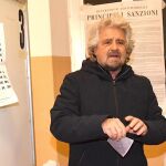 El líder del Movimiento Cinco Estrellas (M5S), Beppe Grillo, durante la votación en Génova