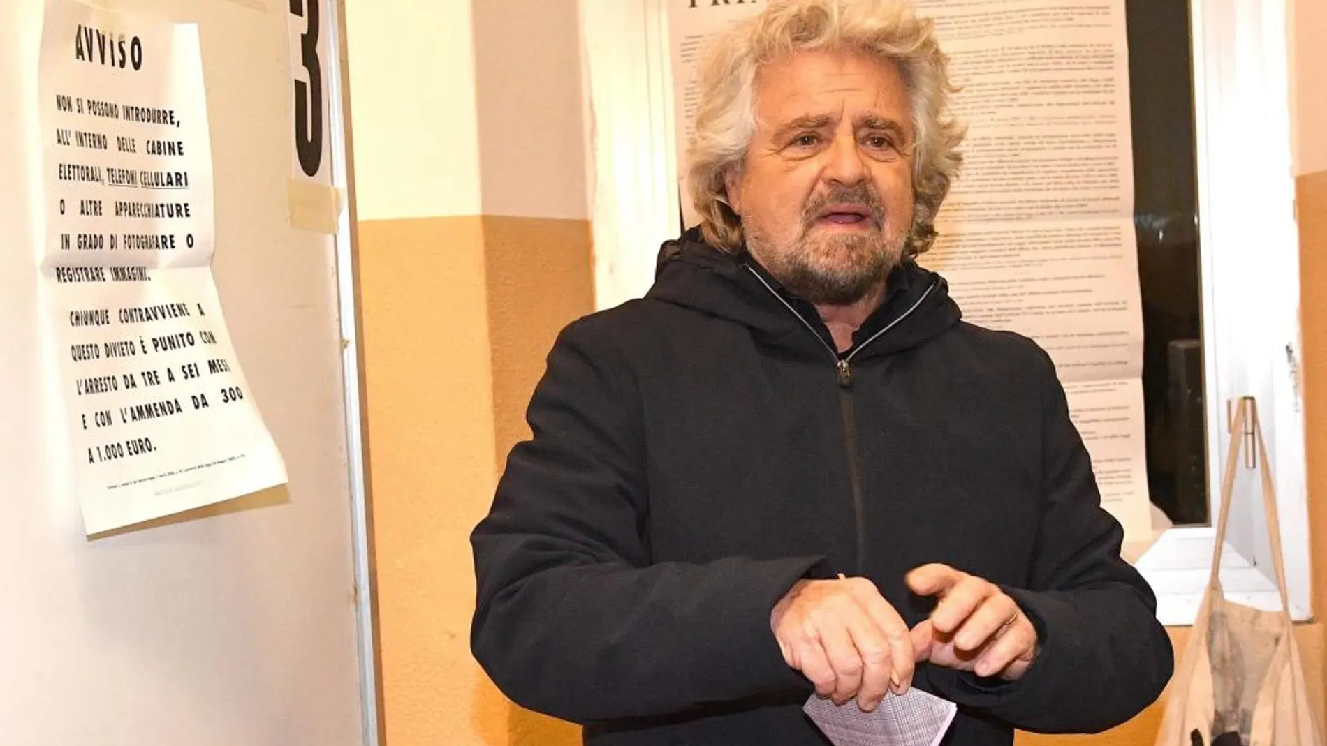 El líder del Movimiento Cinco Estrellas (M5S), Beppe Grillo, durante la votación en Génova