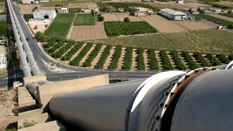 Archivo. Conducciones del trasvase Tajo-Segura a su paso por la huerta de la Vega Baja cerca de Orihuela