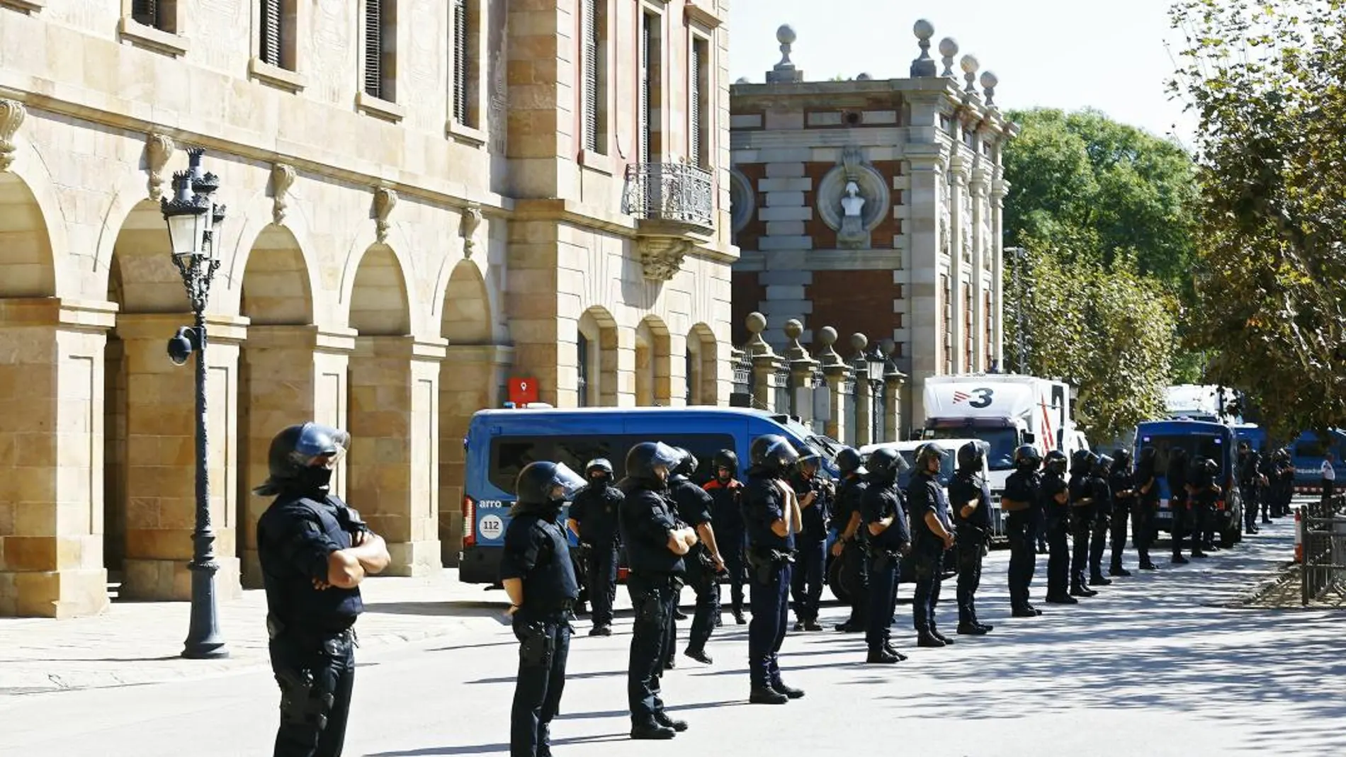 Efectivos de los Mossos d'Esquadra, a la entrada del parlamento catalán/Efe
