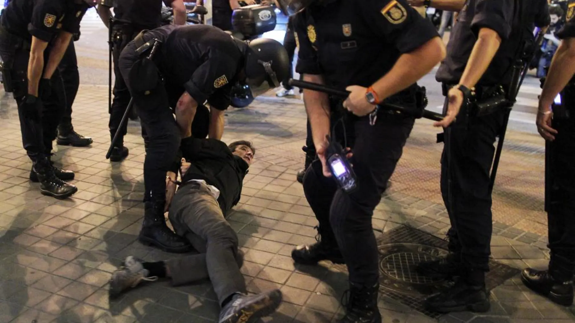 La Policía tuvo que emplearse a fondo para evita que los manifestantes alcanzasen la sede del PP en la madrileña calle Génova