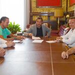 Reunión el alcalde de Valladolid, Óscar Puente, con el comité de empresa de Lauki antes del encuentro entre Fundación Anclaje y Lactalis
