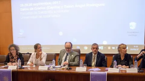 José Luis de las Heras, Ana Puy, Pilar Garcés, Mariano Esteban, Francisco Javier Lorenzo, Montserrat Grañeras y Josefina Cuesta, en la primera jornada de «Mujeres y enseñanza superior. Un siglo de historia de las mujeres en las universidades»