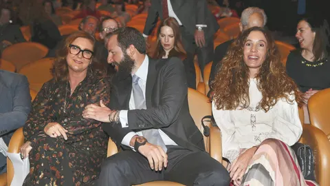 Francesca Thyssen, Borja y su esposa Blanca Cuesta, el pasado martes en el Museo Thyssen, donde asistieron amigables a una conferencia sobre Amar Kanwar