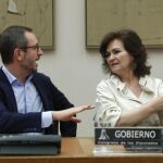 La vicepresidenta del Gobierno, Carmen Calvo, y el vicesecretario general del PP, Javier Maroto, durante su comparecencia en la comisión esta mañana en el Congreso de los Diputados. EFE/Javier Lizón