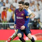 Messi trata de superar la presión de Reguilón en la vuelta de semifinales