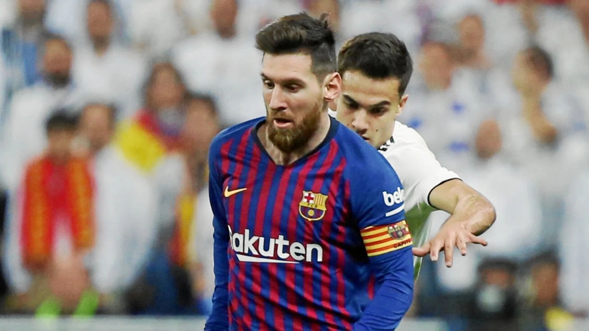 Messi trata de superar la presión de Reguilón en la vuelta de semifinales