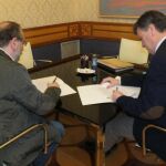 Francisco Vázquez y Miguel Ángel López suscriben el acuerdo de colaboración / La Razón