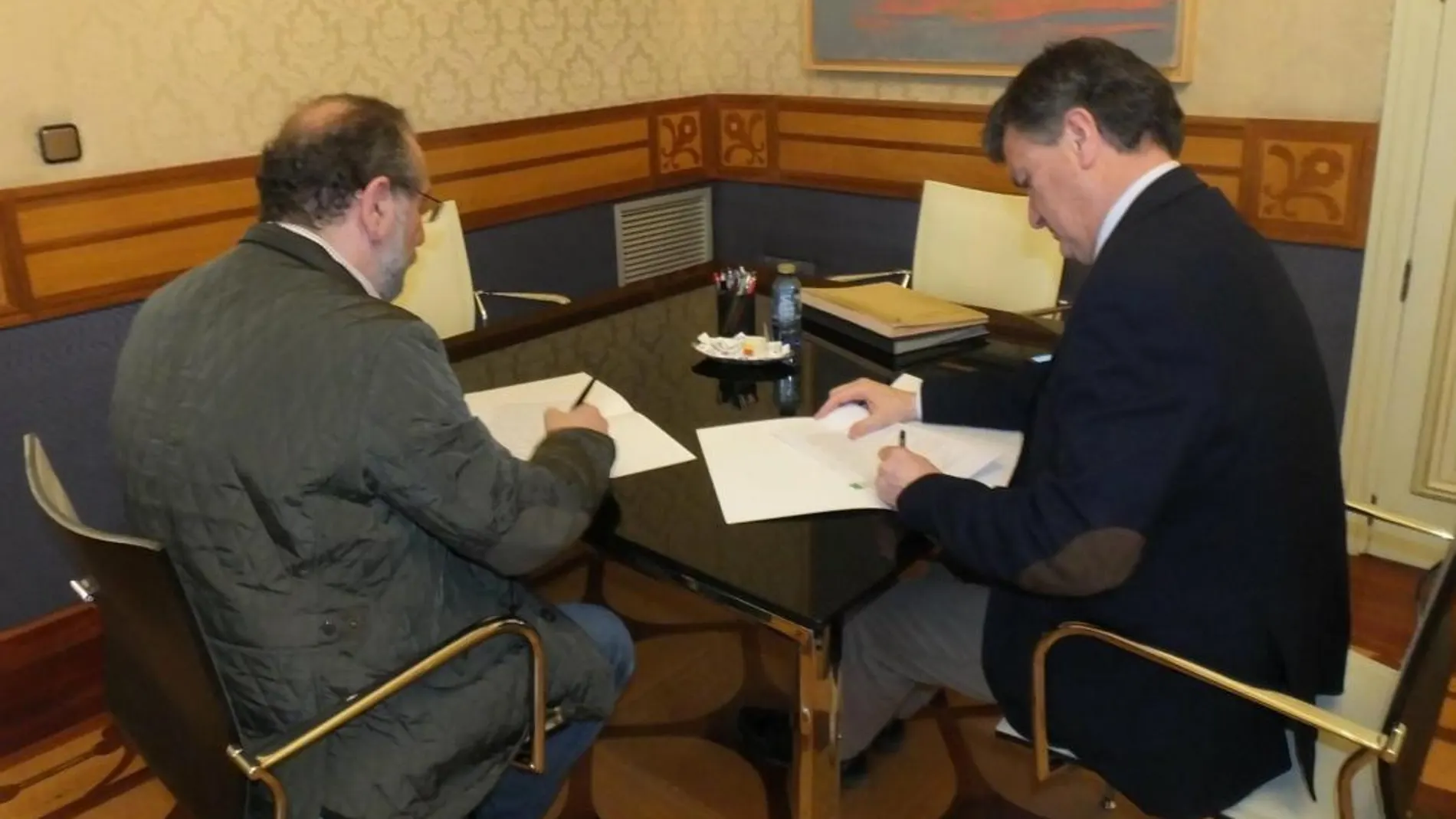 Francisco Vázquez y Miguel Ángel López suscriben el acuerdo de colaboración / La Razón