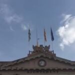 Captura del vídeo que Crida per Sabadell ha colgado en su cuenta de Twitter donde se ve cómo la bandera de España ha dejado de ondear en el Ayuntamiento