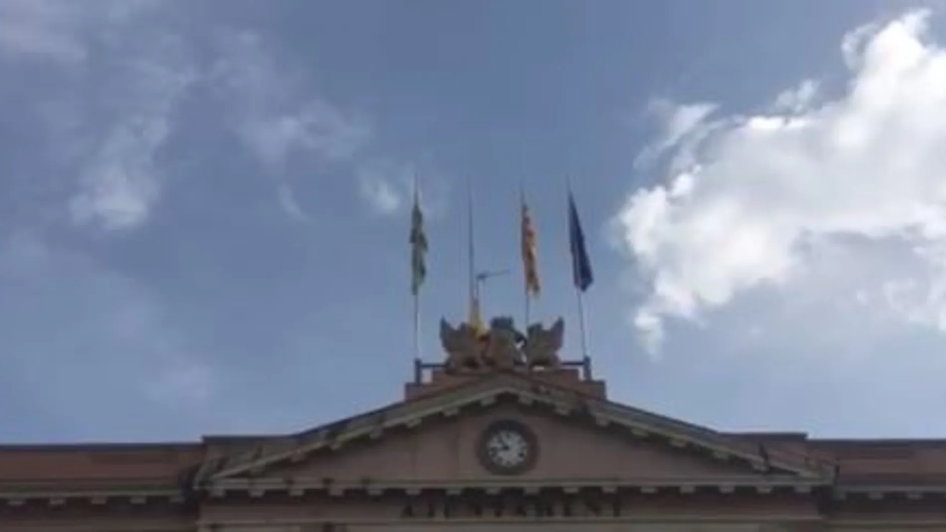 Captura del vídeo que Crida per Sabadell ha colgado en su cuenta de Twitter donde se ve cómo la bandera de España ha dejado de ondear en el Ayuntamiento