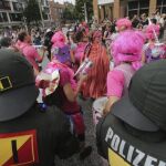 Agentes antidisturbios desalojan a un grupo de manifestantes disfrazados durante una protesta contra la celebración de la cumbre del G20 frente a la estación de Schlump en Hamburgo (Alemania)