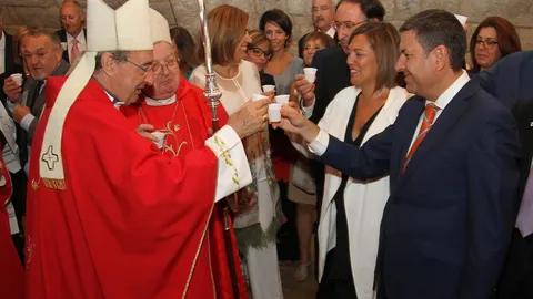 El obispo de Tarija (Bolivia), Javier del Río y el obispo de Palencia, Manuel Herrero, junto a la presidenta de la Diputación, Ángeles Armisén; el alcalde Alfonso Polanco,; la consejera de Agricultura y Ganadería, Milagros Marcos; y el consejero de Empleo, Carlos Fernández Carriedo, entre otros, cumplen con la tradición de beber agua de la cripta de San Antolín, tras la misa en honor al patrón de la ciudad