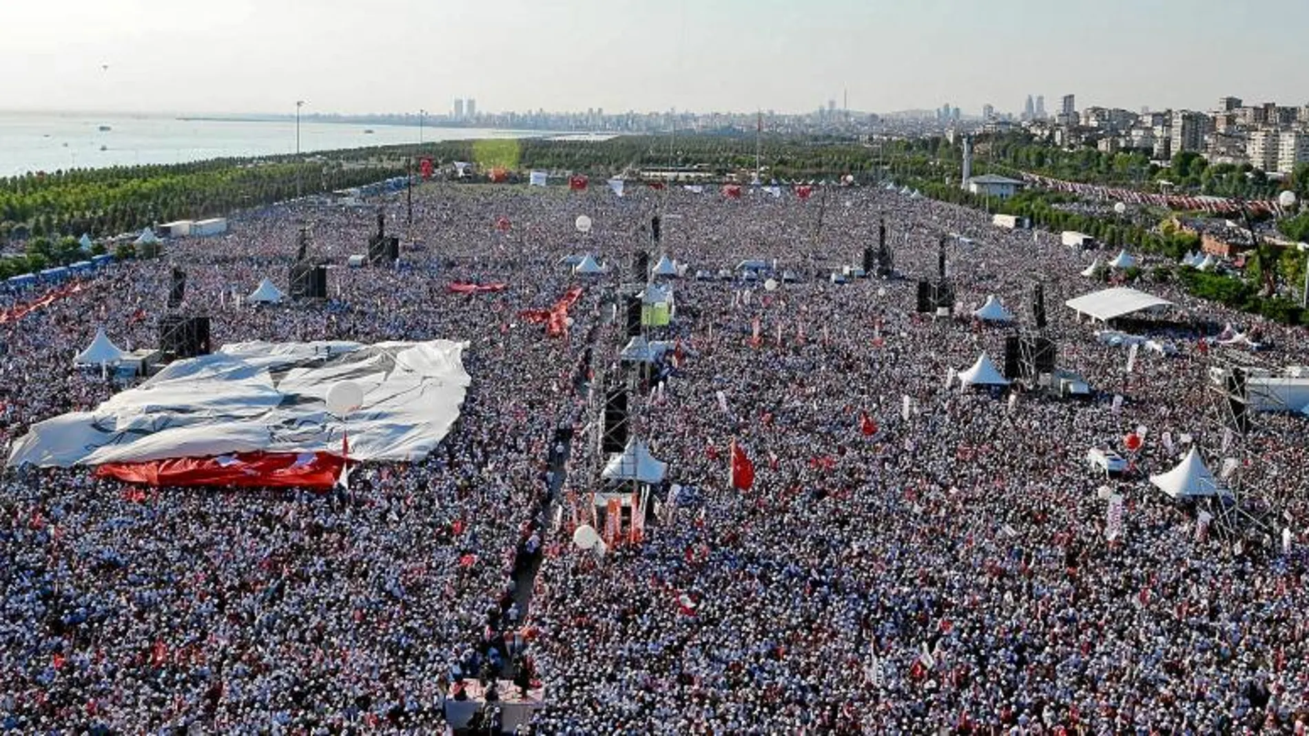 Multitudinaria concentración de la oposición turca, ayer en Estambul
