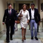 La secretaria general del PP, María Dolores de Cospedal, junto a los diputados del Grupo Popular, José Antonio Bernúdez de Castro (i) y Carlos Javier Floriano, a su llegada hoy a la Cámara Baja