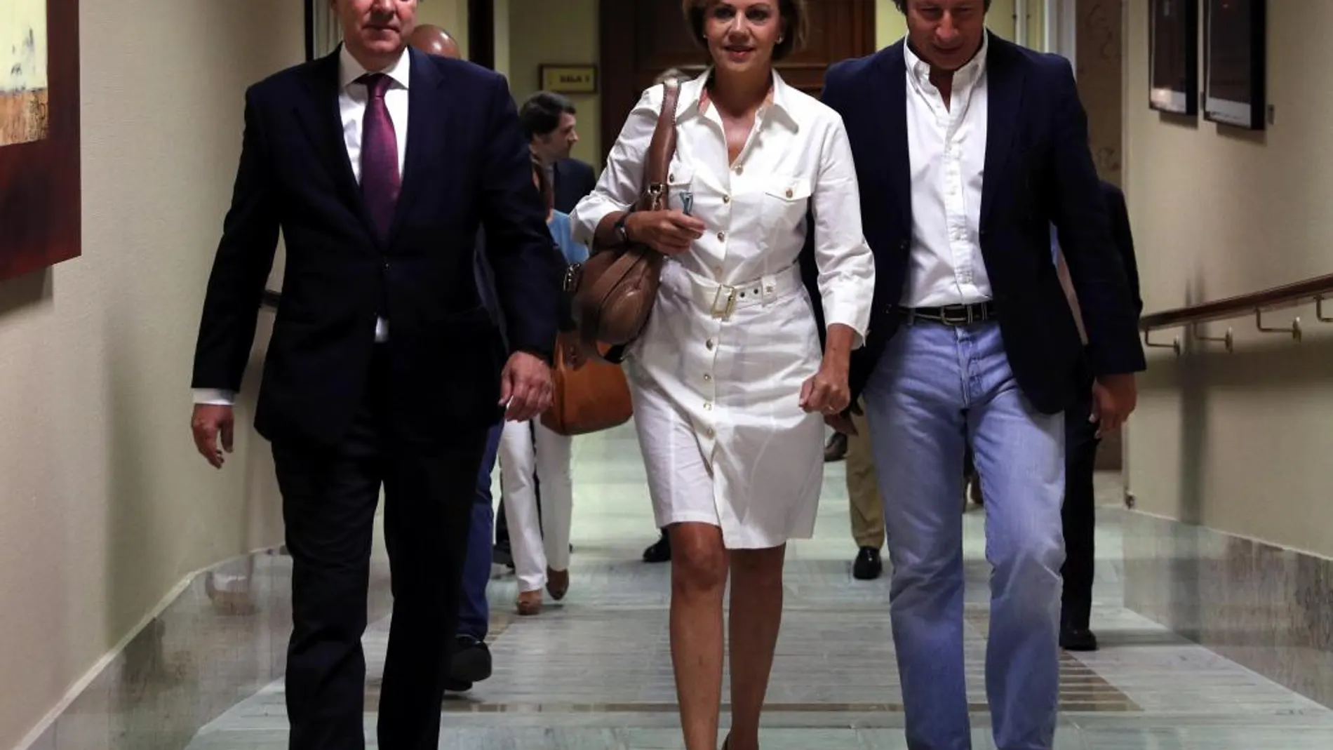 La secretaria general del PP, María Dolores de Cospedal, junto a los diputados del Grupo Popular, José Antonio Bernúdez de Castro (i) y Carlos Javier Floriano, a su llegada hoy a la Cámara Baja