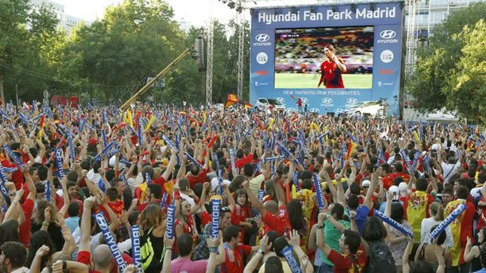 Pantallas gigantes desplegadas en Madrid durante la Eurocopa de 2012 / Efe