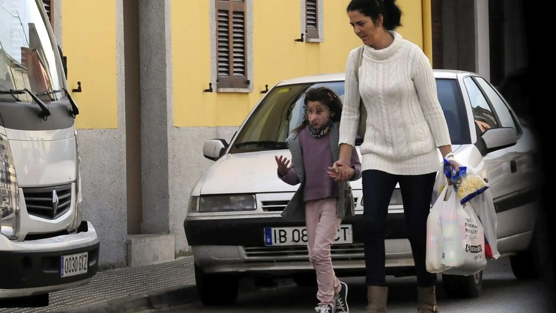 Nadia Nerea salió ayer a la calle acompañada de su tía, que ahora tiene la custodia de la niña
