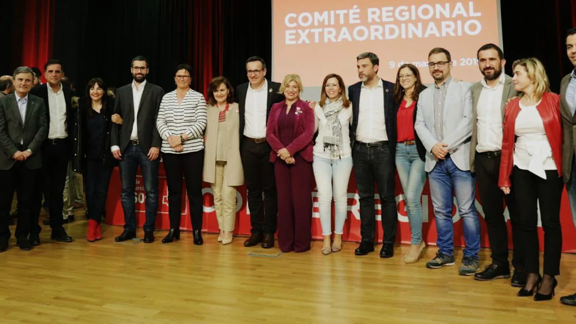 La ministra Carmen Calvo junto a los candidatos socialistas. LA RAZÓN